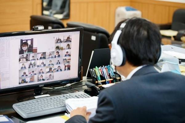 도규상 금융위 부위원장이 25일 서울 종로구 정부서울청사에서 녹색금융 추진 태스크포스(TF) 제3차 전체회의를 비대면 화상회의로 진행하고 있다. /금융위원회 제공