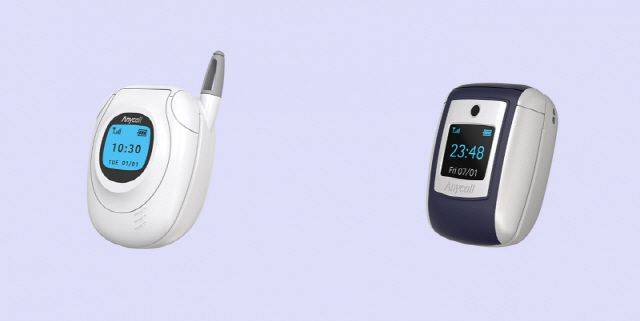 삼성전자 무선이어폰 ‘갤럭시버즈 프로’ 전용 케이스. 각각 ‘애니콜’ 시절 피처폰 SGH-T100(왼쪽)과 SGH-E700을 본떴다.ⓒ삼성전자