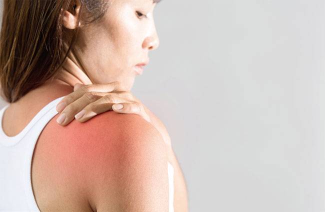 오십견엔 벽에 나란히 서서 아픈 어깨 쪽의 손가락으로 벽을 천천히 기어오르는 운동을 통증이 생기는 높이까지 하는 게 효과적이다.