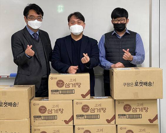 이준호 소프트자이온 대표, 유성수 한국곰두리봉사회 서울지부장, 전성균 혼밥인의만찬 대표(왼쪽부터)가 후원 행사를 마치고 기념촬영했다.