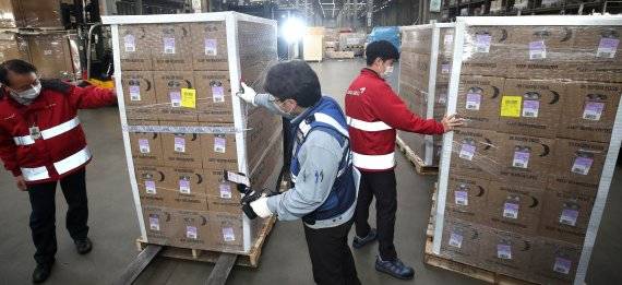 고병원성 조류인플루엔자(AI) 확산으로 국내 계란 공급이 부족해지며 가격도 미국산 계란이 수입 되었다. 25일 오후 인천국제공항 화물터미널에서 아시아나항공 관계자가 자사 항공기로 수송된 미국산 계란 상태를 확인하고 있다. 아시아나항공은 AI 확산 여파로 국내 계란 공급이 부족해진 상황에서 정부의 긴급 요청에 따라 21일 초도물량 운송을 시작했으며 이날 계란 20여t을 수송했다. 사진=서동일 기자