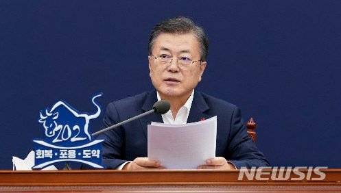 [서울=뉴시스]박영태 기자 = 문재인 대통령이 25일 오후 청와대에서 열린 보건복지부·식품의약품안전처·질병관리청 2021년 업무보고에 참석해 발언을 하고 있다. 2021.01.25. since1999@newsis.com <저작권자ⓒ 공감언론 뉴시스통신사. 무단전재-재배포 금지.> /사진=뉴시스화상