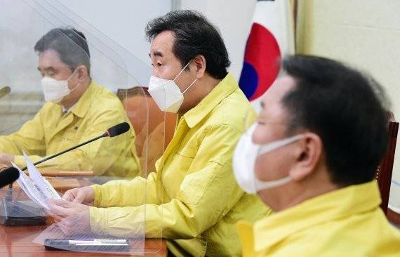 이낙연 더불어민주당 대표가 25일 서울 여의도 국회에서 열린 최고위원회의에서 발언을 하고 있다. / 서동일 기자