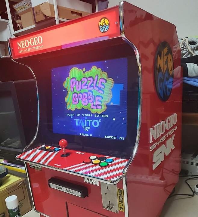 (옆모습. 네오지오 시스템과 SNK의 입체감 넘치는 스티커. 디테일의 극을 보는 듯 하다)