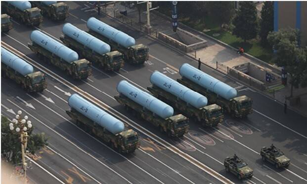 2019년 10월1일 중국 베이징에서 열린 건국 70주년 국경절 열병식에서 공개된 ‘쥐랑(JL)-2호’의 모습. <글로벌타임스> 누리집 갈무리