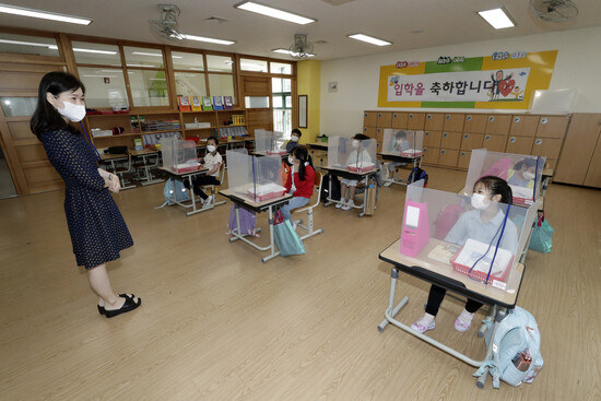 지난해 5월27일 경기도의 한 초등학교 담임교사가 1학년 학생들과 첫인사를 하고 있다. 김명진 기자 littleprince@hani.co.kr