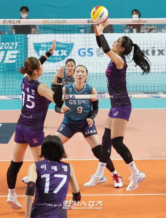 도드람 2020-2021 V리그 여자부 1라운드 GS칼텍스와 흥국생명의 경기가 21일 오후 서울 장충체육관에서 열렸다. 흥국생명 세터 이다영이 공을 올리고있다 장충체=정시종 기자 jung.sichong@joongang.co.kr /2020.10.21.