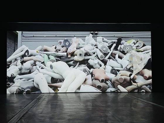 국립현대미술관이 가장 주목하는 작가들을 선정해 소개하는 ‘2020 올해의 작가상’ 전시에서 정윤석(39) 작가는 리얼돌을 정면으로 다뤘다. 다큐멘터리에서 소개한 리얼돌 공장 현장 모습.