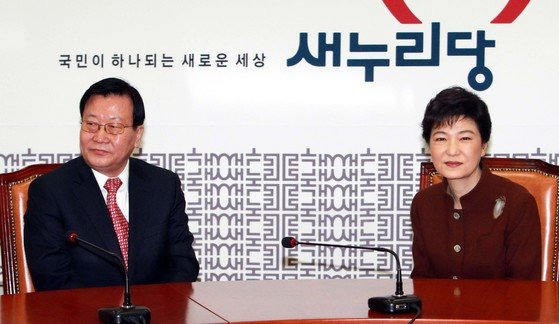 2005년 3월 각각 한나라당 대표와 정책위의장으로 호흡을 맞추다 '세종시 건설'을 놓고 틀어져 정치적으로 결별했던 박근혜 새누리당 비대위원장이 2012년 2월 박세일 당시 국민생각 대표를 7년만에 만나 대화하고 있다. 2017년 3월 박 대통령은 탄핵당하고 그해 1월 박세일은 지병으로 별세한다.  [중앙포토]