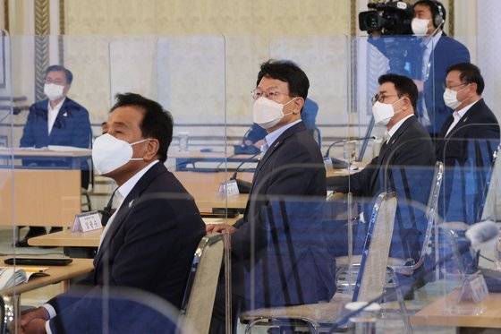 조용병 신한금융지주 회장(오른쪽 두번째부터), 김광수 NH농협금융지주 회장, 김지완 BNK 금융지주 회장 등 10대 금융지주 회장들이 지난해 9월 3일 오전 청와대에서 열린 제1차 한국판 뉴딜 전략회의에서 금융권 참여방안에 대한 비대면 영상보고를 보고 있다. 연합뉴스