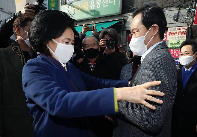 23일 오전 서울 중구 남대문시장에서 서울시장 보궐선거 경선에 나서는 우상호 의원(오른쪽)과 박영선 전 중소벤처기업부 장관이 인사를 하고 있다. 연합뉴스