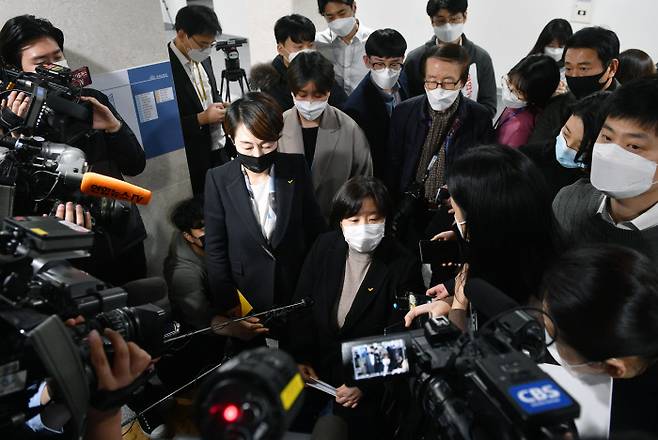 정의당 젠더인권본부장인 배복주 부대표(앞쪽 가운데)와 정호진 대변인이 25일 국회 소통관에서 열린 긴급 기자회견에서 김종철 당대표 성추행 사건 관련 대표단 회의 결정사항을 발표한 뒤 취재진의 질문에 답변하고 있다.  국회사진기자단