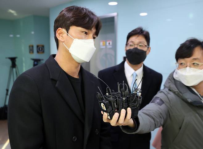 KT 위즈 투수 주권이 25일 양재동 KBO 컨퍼런스룸에서 열린 연봉조정위원회에 비장한 표정으로 참석하고 있다.  연합뉴스
