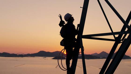 A scene from the film ″I Don't FIre Myself.″ Jung-eun climbs the tower to carry out her principles. [JIN JIN PICTURES]