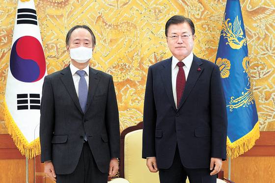 In a rare move last week, President Moon Jae-in invited outgoing Japanese Ambassador Koji Tomita to the Blue House to express appreciation for his role over the past 14 months and stressed the importance of the two nation’s partnership for the peace and prosperity of the world. [BLUE HOUSE]
