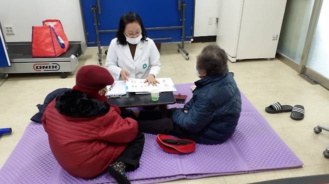 부여군 가가호호 찾아가는 인지재활프로그램 운영 장면.