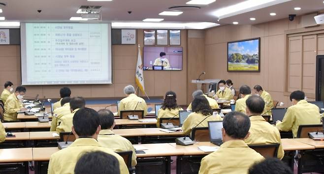 공주시 코로나19 대책 및 주간업무보고회 장면.