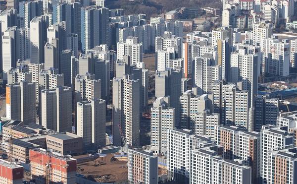 지난 24일 오전 경기도 광주 남한산성에서 바라본 위례신도시에 건축중인 아파트의 모습. 연합뉴스