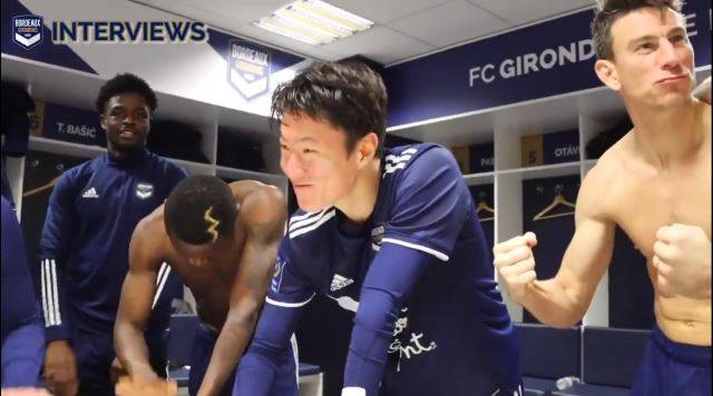 황의조 응원가를 부르는 동료 선수들과 멋쩍어하는 황의조(가운데)의 모습. 보르도 트위터 캡처