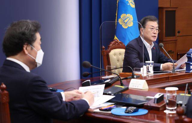 문재인 대통령이 25일 오후 청와대에서 열린 복지부·식약처·질병청 2021년 업무보고에서 발언하고 있다. 연합뉴스