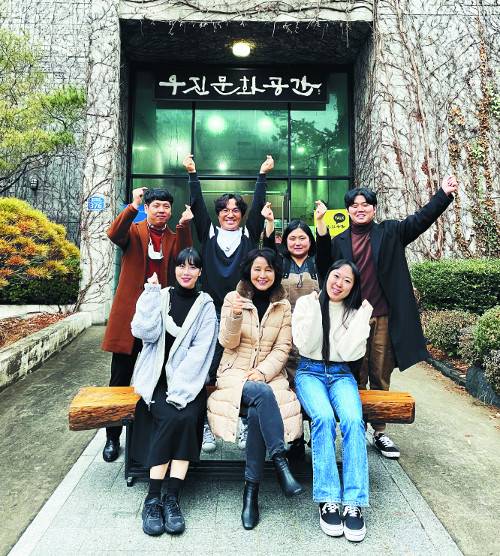김선희 이사장(오른쪽 사진 앞줄 가운데) 등 우진문화공간 직원들이 지난 22일 본관 입구에서 사진을 찍으며 환하게 웃고 있다. 우진문화공간 제공