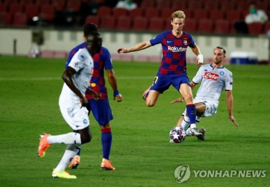 스페인 라리가는 유럽프로축구리그에서 경쟁력이 가장 뛰어는 프로리그이다. 사진은 지난 해 8월 스페인 바르셀로나의 캄노우에서 열린 2019-2020시즌 UEFA 챔피언스리그 16강 2차전 FC바르셀로나와 나폴리 선수들 경기 모습 [EPA=연합뉴스 자료사진]