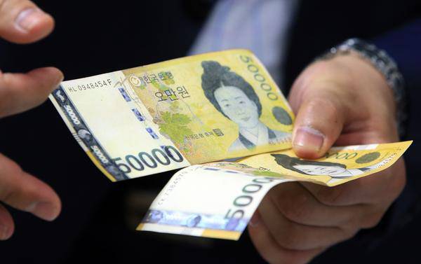 코로나19 사태에 대면소비가 타격을 입으며 지난해 위조지폐 적발도 역대 최저치를 기록했다. [매경DB]