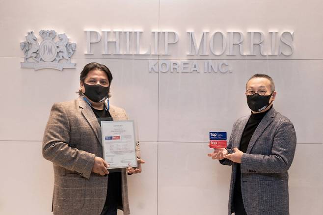 프라빈 우파디예 한국필립모리스 피플앤컬쳐 총괄전무(좌), 백영재 한국필립모리스 대표이사 [사진 제공 = 한국필립모리스]