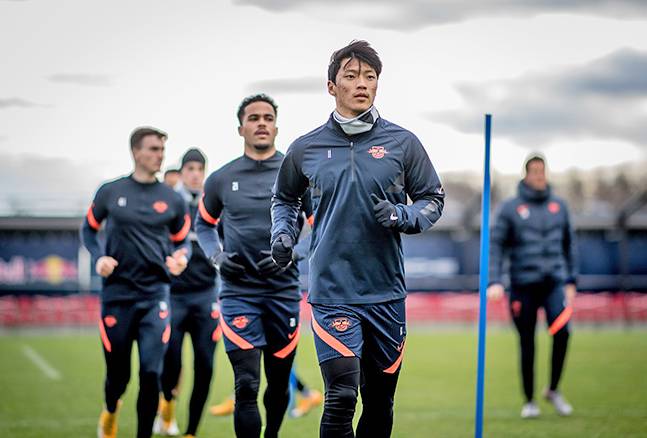 황희찬(앞)이 1월 이적시장을 통해 다른 팀으로 임대될듯하다는 독일 유력언론 보도가 잇따라 나왔다. 사진=라이프치히 공식 SNS