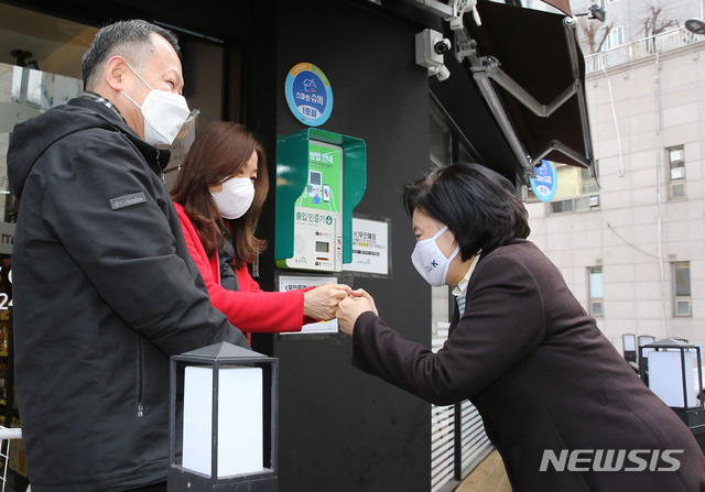 [서울=뉴시스]국회사진기자단 = 4·7 서울시장 보궐선거에 출마를 선언한 박영선 전 중소벤처기업부 장관이 25일 오전 서울 동작구 미래형 동네 슈퍼 시범사업 ‘스마트슈퍼 1호점-형제슈퍼’에 방문해 점주와 인사를 나누고 있다. 2021.01.25. photo@newsis.com