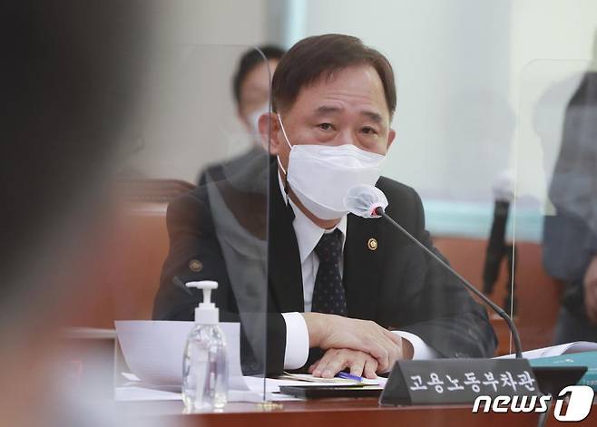 (서울=뉴스1) 신웅수 기자 = 박화진 고용노동부 차관이 8일 오전 서울 여의도 국회에서 열린 법제사법위원회 전체회의에서 의원 질의에 답하고 있다. 2021.1.8/뉴스1