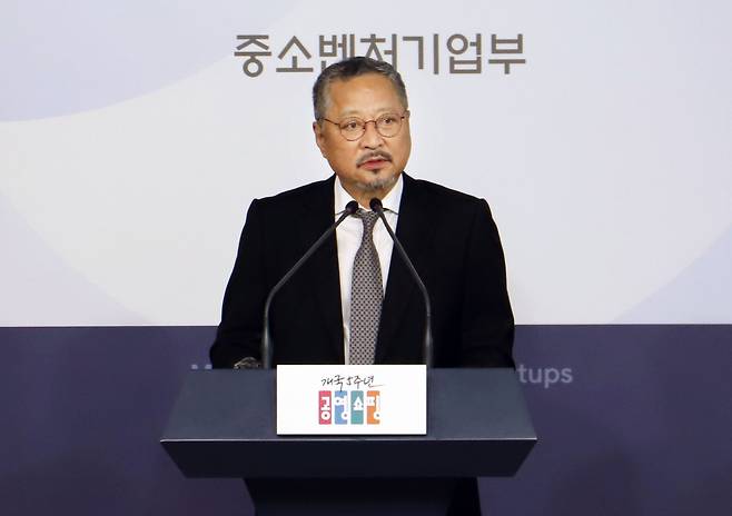 최창희 공영쇼핑 대표이사가 자리에서 물러난다. /사진=공영쇼핑