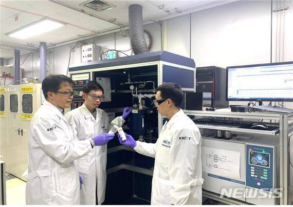 [대전=뉴시스] 화학연구원 연구팀이 개발한 수소 생산용 촉매를 확인하고 있다.