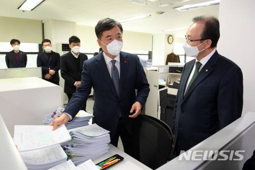 [서울=뉴시스] 서정협 서울시장 권한대행 신용보증재단 현장방문. (사진=서울시 제공) 2021.01.25. photo@newsis.com