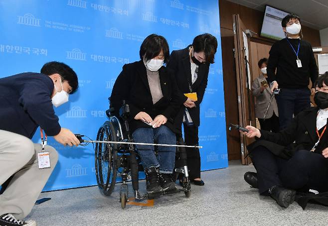 정의당 젠더인권본부장은 배복주 부대표와 정호진 대변인이 25일 오전 서울 여의도 국회 소통관에서 긴급기자회견을 열고 김종철 당대표 성추행 사건 관련 대표단회의 결정사항을 발표를 마치고 고개를 숙이고 있다. 윤창원 기자