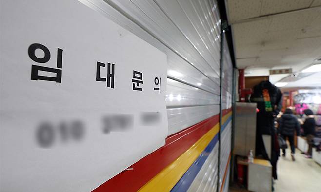 지난 22일 서울 중구 동대문 평화시장 내 한 점포에 임대 안내문이 붙어있다. 뉴스1