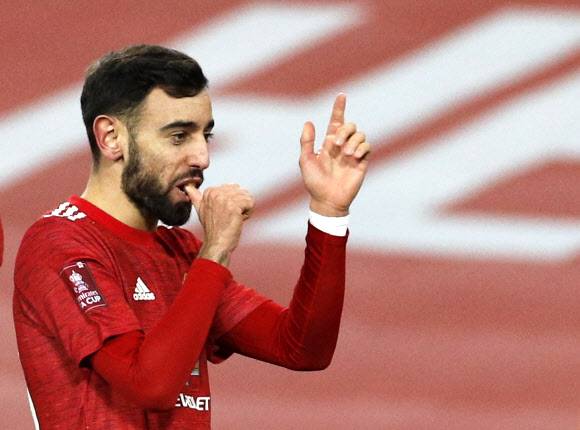 맨체스터 유나이티드의 브루노 페르난데스가 25일 새벽 열린 FA컵 32강전에서 프리킥 골로 리버풀을 무너뜨린 뒤 갓난아이인 아들의 행동을 흉내낸 세리머니를 하고 있다. 로이터 연합뉴스