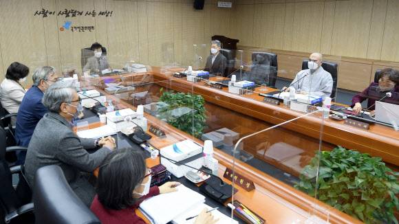 ‘전 서울시장 성추행 의혹’ 관련 인권위 전원위원회 - 최영애 국가인권위원장과 상임위원들이 25일 서울 중구 국가인권위원회에서 열린 전원위원회를 진행하고 있다. 2021.1.25 사진공동취재단 연합뉴스