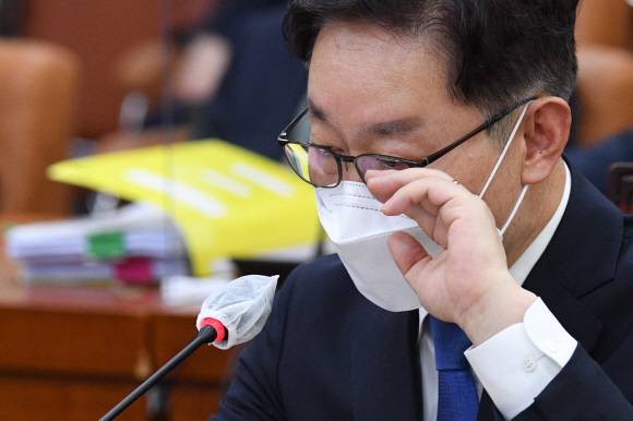 박범계 법무부 장관 후보자가 25일 오전 서울 여의도 국회 법제사법위원회에서 열린 인사청문회에 출석해 조수진 의원의 질의 화면을 바라보고 있다.2021. 1. 25 정연호 기자 tpgod@seoul.co.kr