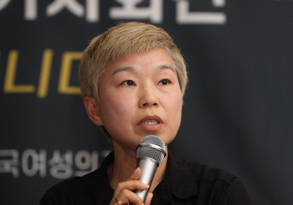 고 박원순 서울시장을 성추행 혐의 등으로 고소한 피해여성을 대리하는 김재련 변호사가 13일 오후 서울 은평구 녹번동 한국여성의전화 사무실에서 연 ‘서울시장에 의한 위력 성추행 사건 기자회견‘에서 발언하고 있다. 2020. 7. 13 박윤슬 기자 seul@seoul.co.kr