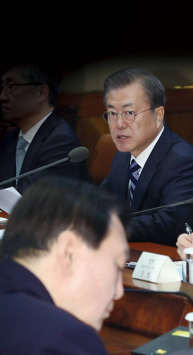 문재인 대통령이 2019년 11월8일 청와대에서 열린 반부패정책협의회에서 모두발언을 하고 있다. 뒷모습은 윤석열 검찰총장.ⓒ연합뉴스