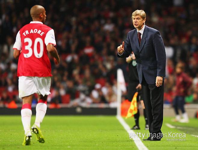2007년 아스널 소속의 아르망 트라오레가 아르센 벵거 감독과 경기 중 대화를 나누고 있다. Getty Images코리아