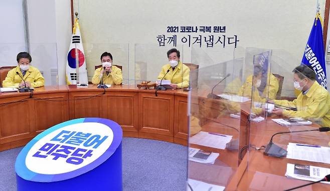 더불어민주당 이낙연 대표가 25일 국회에서 열린 최고위원회의에서 발언하고 있다. 연합뉴스