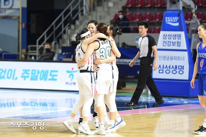 여자프로농구 하나원큐 선수들이 25일 열린 삼성생명전을 승리로 장식하고 9연패에서 탈출한 뒤 기뻐하고 있다. WKBL제공