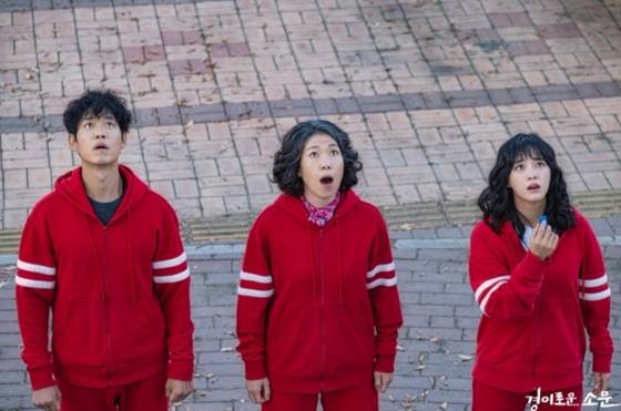 OCN 토일 오리지널 '경이로운 소문'에서 유준상(가모탁 역), 염혜란(추매옥 역)과 함께 카운터 역할을 맡은 도하나 역 김세정(사진 맨 오른쪽)/사진=OCN