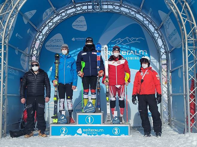 시상대에 선 정동현(가운데). [대한스키협회 제공. 재판매 및 DB 금지]