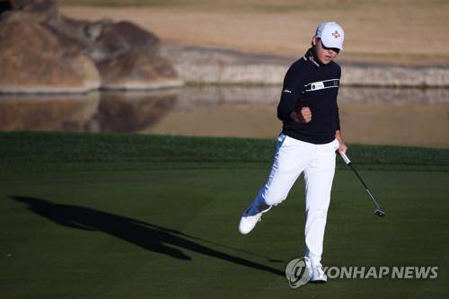 17번 홀에서 우승을 결정짓는 버디에 성공하고 주먹을 불끈 쥔 김시우. [로이터=연합뉴스]