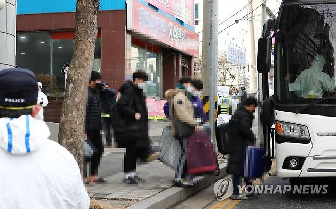 차량 탑승하는 코로나19 확진자 (대전=연합뉴스) 김준범 기자 = 25일 오전 대전시 중구 대흥동 IEM국제학교에서 신종 코로나바이러스 감염증(코로나19) 확진자들이 충남 아산 생활치료센터로 이동하기 위해 차량에 탑승하고 있다. 비인가 종교교육시설인 IEM국제학교에서는 전날 127명의 확진자가 나왔다. 2021.1.25 psykims@yna.co.kr
