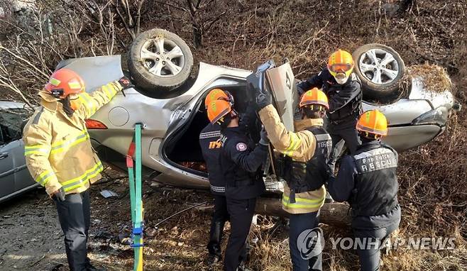 원주서 전복 승용차 운전자 구조작업 (원주=연합뉴스) 25일 오전 9시 2분께 강원 원주시 신림면 금창리에서 SM5 승용차가 뒤집히는 사고가 나 119구조대원들이 60대 운전자를 구조하고 있다. 2021.1.25 [강원 원주소방서 제공. 재판매 및 DB 금지] conanys@yna.co.kr