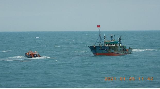 해수부, 불법조업 중국어선 1척 나포…해상서 억류해 조사 중 (서울=연합뉴스) 해양수산부는 한국 수역에서 불법조업을 한 혐의로 중국어선 1척을 25일 나포해 조사 중이라고 밝혔다. 나포된 어선은 '요대중어 A호'(사진 왼쪽)로 175t의 쌍타망 어선이며 중국 선원 14명이 승선하고 있다. 2021.1.25.[해양수산부 제공. 재판매 및 DB금지] photo@yna.co.kr